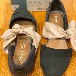 TOMS Flats